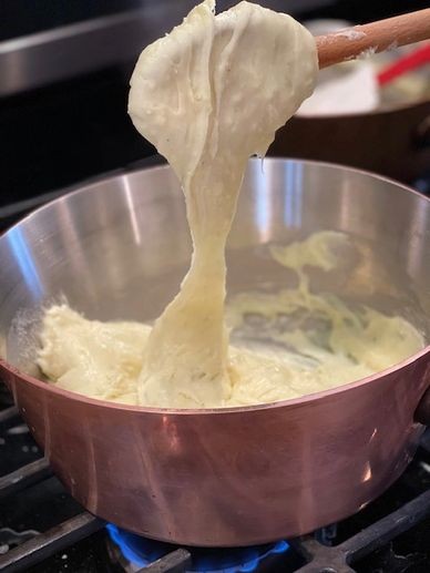 Aligot (Mashed potatoes with melted cheese)